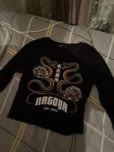 banner capı: Qadın uzunqol köynək - Rəng: qara - Üz hissədə rəngli ilan və lotus — 1