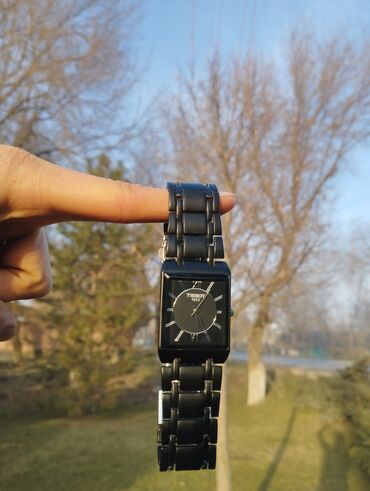 Кварцевые часы Tissot.Очень минималистичный и красивый дизайн.Имеется