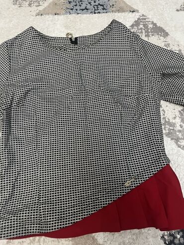 Dəstlər, kostyumlar: Qadın bluzası - Rəng və naxış: Qara-ağ xırda kvadrat/şahmat naxışlı