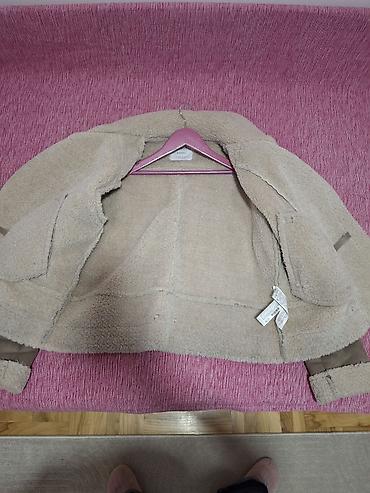 stradivarius sorc: Ženska jakna “The Iconic Jacket” (etiketa vidljiva na slici). Model u — 3