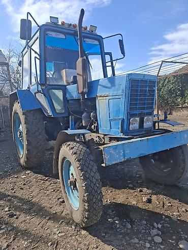 Digər kənd təssərüfat avadanlığı: Mavi rəngli təkərli kənd təsərrüfatı traktoru - Kabinli, panoram — 1