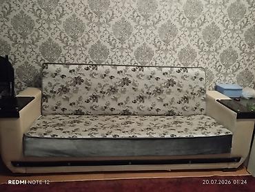 divan dəri: Çiçək naxışlı, açıq-bej tonlarda 3 nəfərlik divan. Xüsusiyyətlər: - — 1
