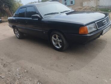 дверь на нексию: Седан Audi 100 черного цвета, оборудованный багажником для перевозки