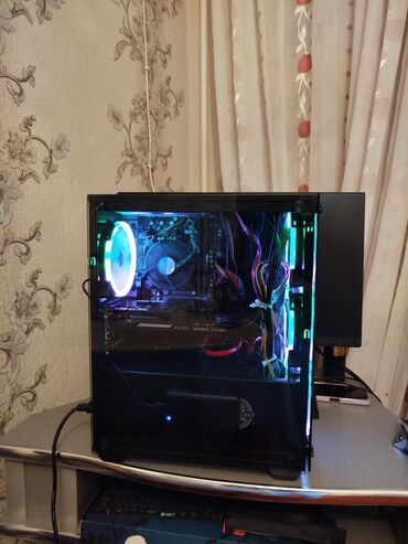 Процессоры: Şəffaf yan paneli və parlaq RGB işıqlandırması olan qara rəngli