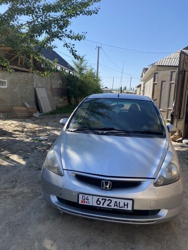 холодильник для машина: Продается серебристый автомобиль Honda Fit. Практичный и компактный