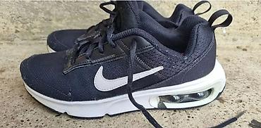 air force 1 07: Nike patike za decu – tamno siva/crna boja sa belim Swoosh logoom — 2