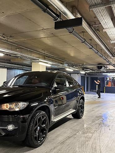 zapi masin: BMW X6 – qara rəng, kupe-SUV dizaynı. Güclü və dinamik görünüş, ikili — 8