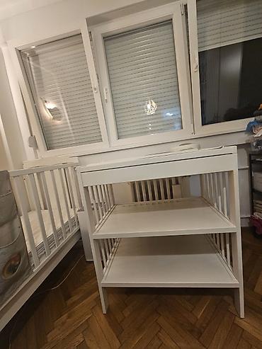 metalac posuđe za decu: Drveni sto za presvlačenje bebe, bela boja. - Prostrana radna — 1