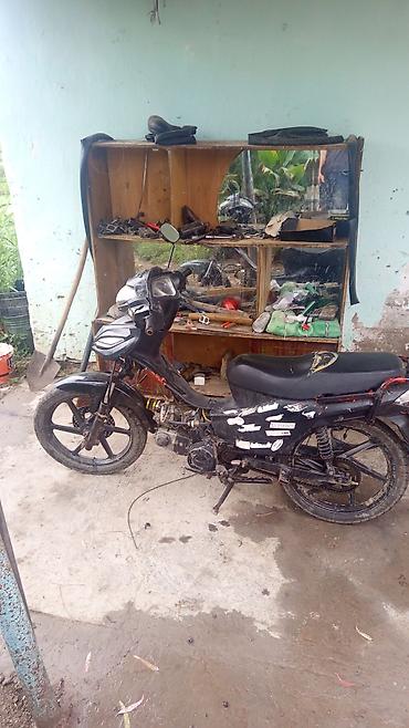 2 el traktor: Qara rəngli moped/skuter tipli motosiklet. Şəhərdaxili və qısa — 1