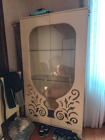 Şüşəli dolab vitrini, Yeni