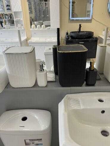 hamam naboru: Ağ və qara rənglərdə mövcud olan bu vanna otağı aksesuarları dəstləri