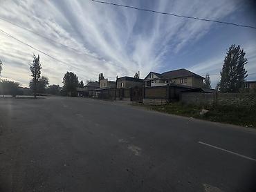 срочно продаю дом с магазином: 6 комнат и более, 350 м², 5 соток, Аламедин (ГЭС-2), Собственник — 3