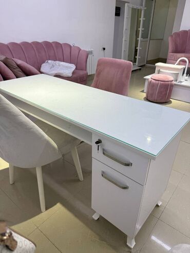 Salon masaları: Manikür üçün masa, Güzgülü