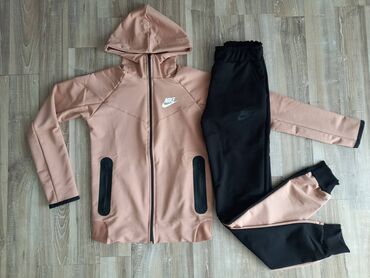 Gornji i donji deo: Nike ženska trenerka

Novo
Pamuk
Veličine xs s m l — 3