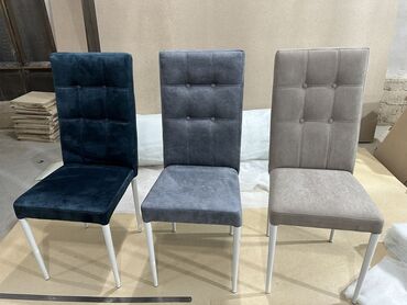 taxta abşivka: Yemək otağı üçün yumşaq stullar - Model: Hündür arxalı, düyməli