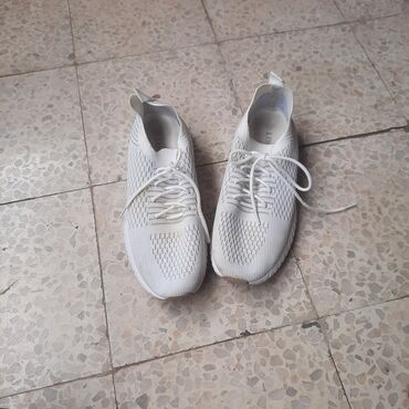 Women's Sneakers and athletic shoes: Cene 500 i 800 din
bele 1000 din — 8