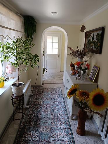 Продажа коттеджей и домов: Продаётся жилой дом с благоустроенным двором. Описание: - Одноэтажный — 10