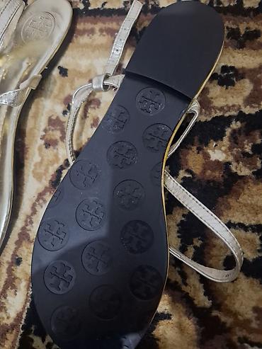 tory burch: Женские сандалии Tory Burch - Модель: плоские сандалии с перемычкой — 2