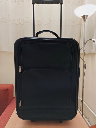 Putni kofer dimenzija: visina 50 cm (sa točkićima 54 cm, širina 37 cm
