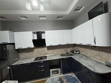 Mətbəx mebeli: Unvan pirsagi 390 180 yuxarisi ag lakli asagisi antrasit uzerinde