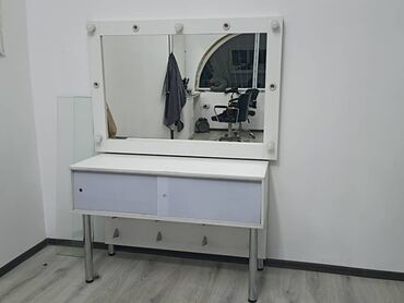 парикмахерское зеркало: Продаю парикмахерскую оборудование б/у. 1. Зеркало с освещением
