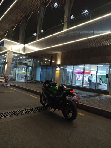 мотоцикл java: Зеленый спортивный мотоцикл Kawasaki Ninja с обтекаемым дизайном