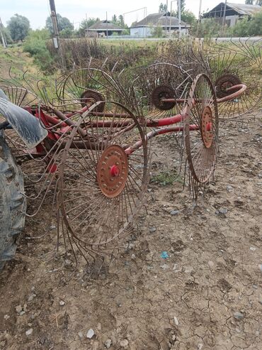 t 40 traktor: Kənd təsərrüfatında istifadə üçün nəzərdə tutulmuş, ot yığmaq və