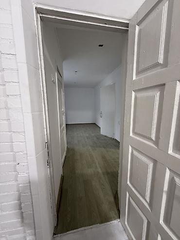 Продажа коттеджей и домов: 🏡 Продаётся полдома в Бишкеке! 📍 Район Шоро 🌳 Участок — 3 сотки 🛏 3 — 8