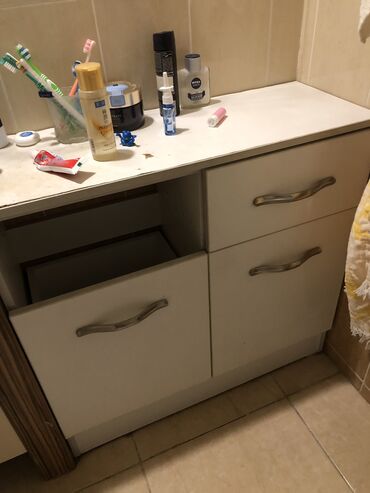 тумба с тремя ящиками: Тумба с 3 мя выдвижными ящиками, слева сверху ящик есть, сломан