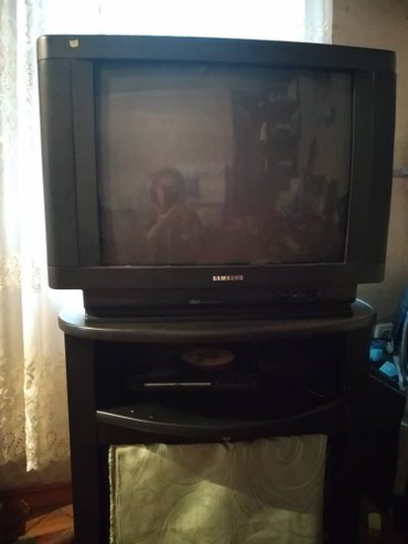 телевизор и тумбочка: Телевизор Самсунг, оригинал. с тумбочкой