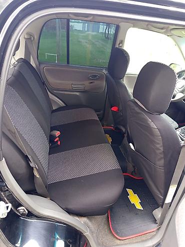 Digər avtomobillər: === PART 1: TEXTUAL DESCRIPTION === Qara rəngdə Chevrolet Tracker SUV — 7