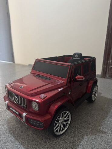 Uşaq üçün elektrik maşınları: Tünd qırmızı rəngdə, "Mercedes-Benz G-Class" modelində olan uşaq