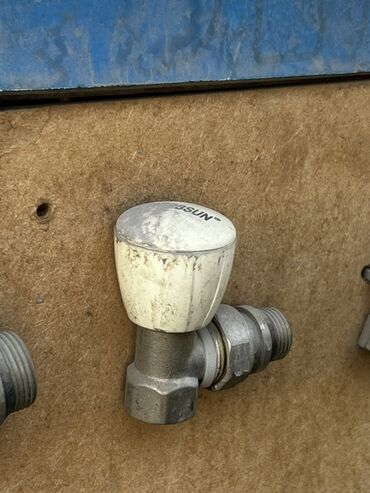 радиаторы отопления: Запорный клапан, Материал: Металл