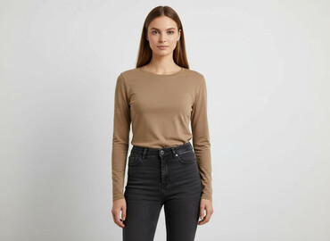 Koszula damska, rozmiar M Stan: Używany Rozmiar: M Kolor: Beżowy Wady: Wymaga wyprasowania Sposób dopasowania rozmiaru: Etykieta Materiał: Bawełna 10zł: Футболка жіноча, розмір S