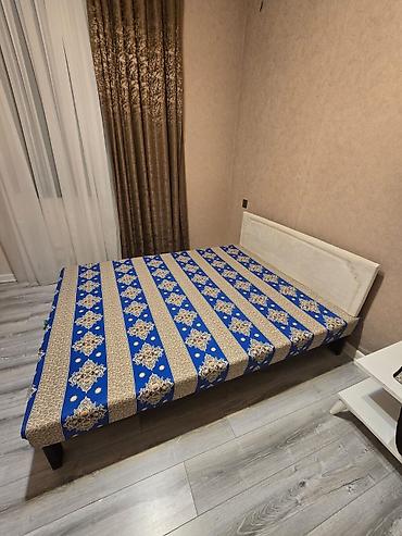Çarpayılar: İki nəfərlik çarpayı - Ölçü: təxmini 160x200 sm (vizual olaraq — 2