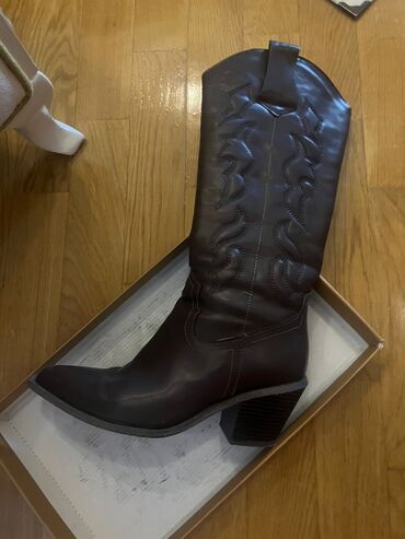 əsgər çəkməsi: Qadın kovboy üslubunda dizə yaxın uzunboğaz çəkmə - Rəng: tünd