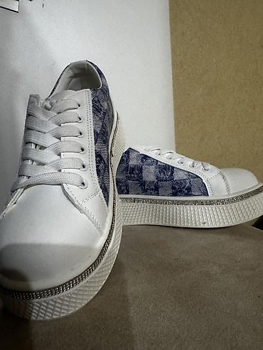 vans кеды женские: Ağ rəngli qadın krossovkaları - Dizayn: Ağ üst hissə, yanlarda mavi — 2