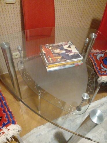 Masa və oturacaq dəstləri: КУХОННЫЙ СТОЛ, СТЕКЛЯННЫЙ. НОВЫЙ. Продается за 250м. ТРЕУГОЛЬНЫЙ СТОЛ — 2