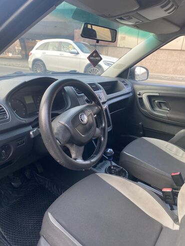 Skoda: Skoda Fabia, ağ rəng, 5 qapılı hetçbek. Texniki və daxili — 3