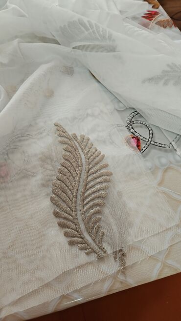 Pərdə və tüllər: Ağ rəngli, zərif güllü naxışlarla bəzədilmiş tül pərdə. Yüngül və — 13