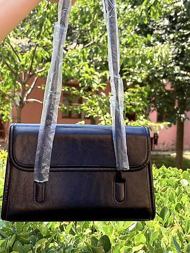 Qara çiyin çantası - Klassik dizaynlı, qapaqlı model - Yumuşaq lalafo.az -da Qara çiyin çantası - Klassik dizaynlı, qapaqlı model - Yumuşaq