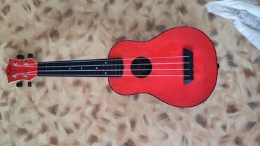гитара аккустическая: Продаю укулеле, цвет красный, небольшая, в комплекте идёт чехол, цена