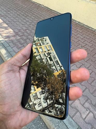 google pixel 10: Mavi rəngli smartfon Xüsusiyyətlər və portlar: - Alt hissə: 3.5 mm — 6