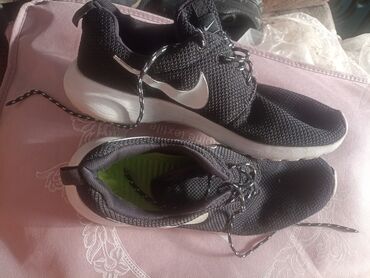 сколько стоит резиновый член: Пара кроссовок Nike Roshe Run черного цвета. Модель отличает легкий