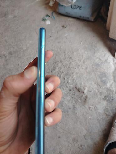 iphone 14 kontakt home: Mavi rəngli smartfon - Yan hissədə fiziki səs tənzimləmə düymələri və — 2