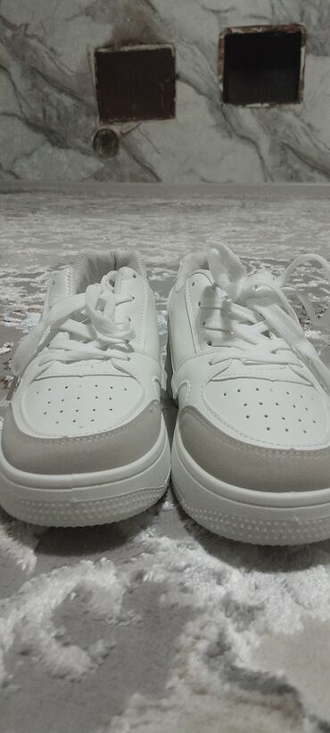 обувь nike: Белые кроссовки 
Легкий и удобный 
Размер 38