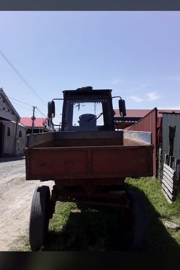запчасти на паджеро 2: Qırmızı rəngdə olan bu traktor kənd təsərrüfatı işləri üçün