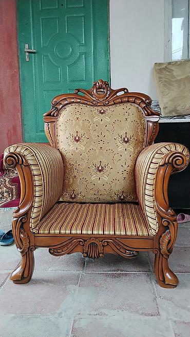 stul islenmis: İşlənmiş, Klassik divan, Divan, Bazasız, Açılmayan — 1
