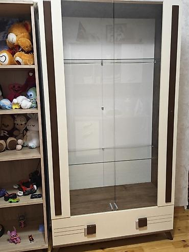 işıq generatorları: Şüşəli vitrin şkaf - Material: MDF korpus, temperli şüşə ön qapılar — 1