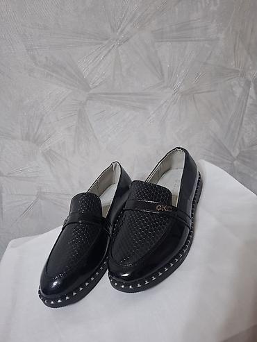 charles keith: Qadın loaferləri – qara laklı üst, bal pətəyi teksturalı ön hissə - — 2